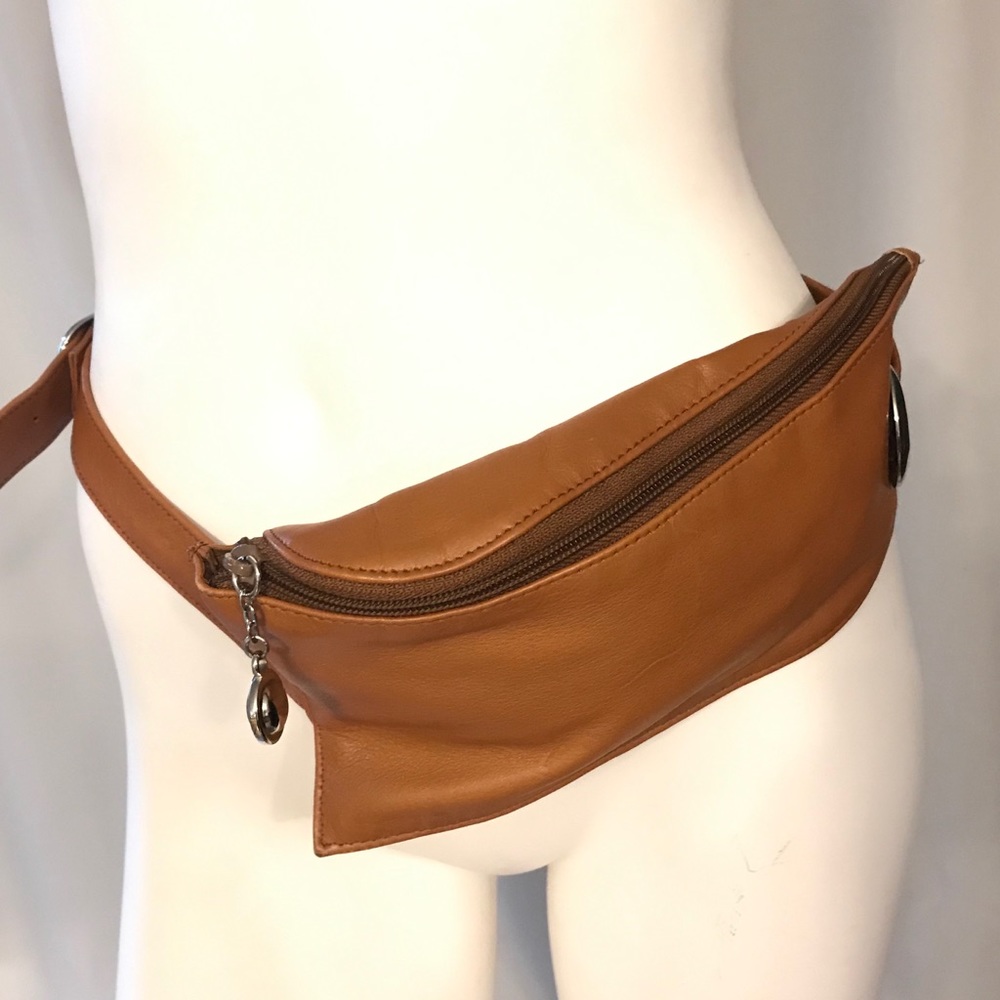 Vintage tan/brown leather fanny pack.